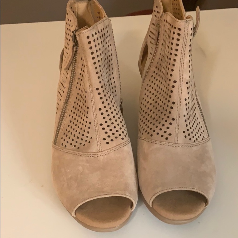 Earth wedge sandals